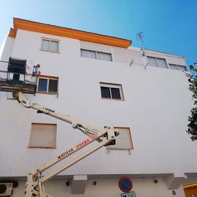 Pinturas Miguel Jiménez hombre pintando una vivienda